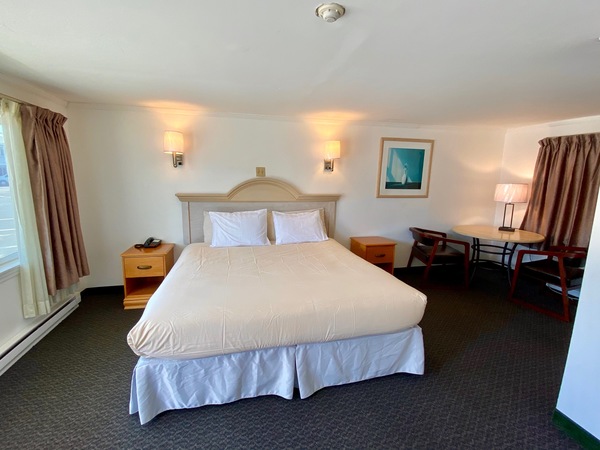 Grand One King Bed Photo 2