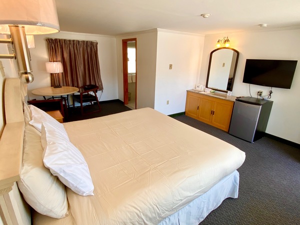 Grand One King Bed Photo 4